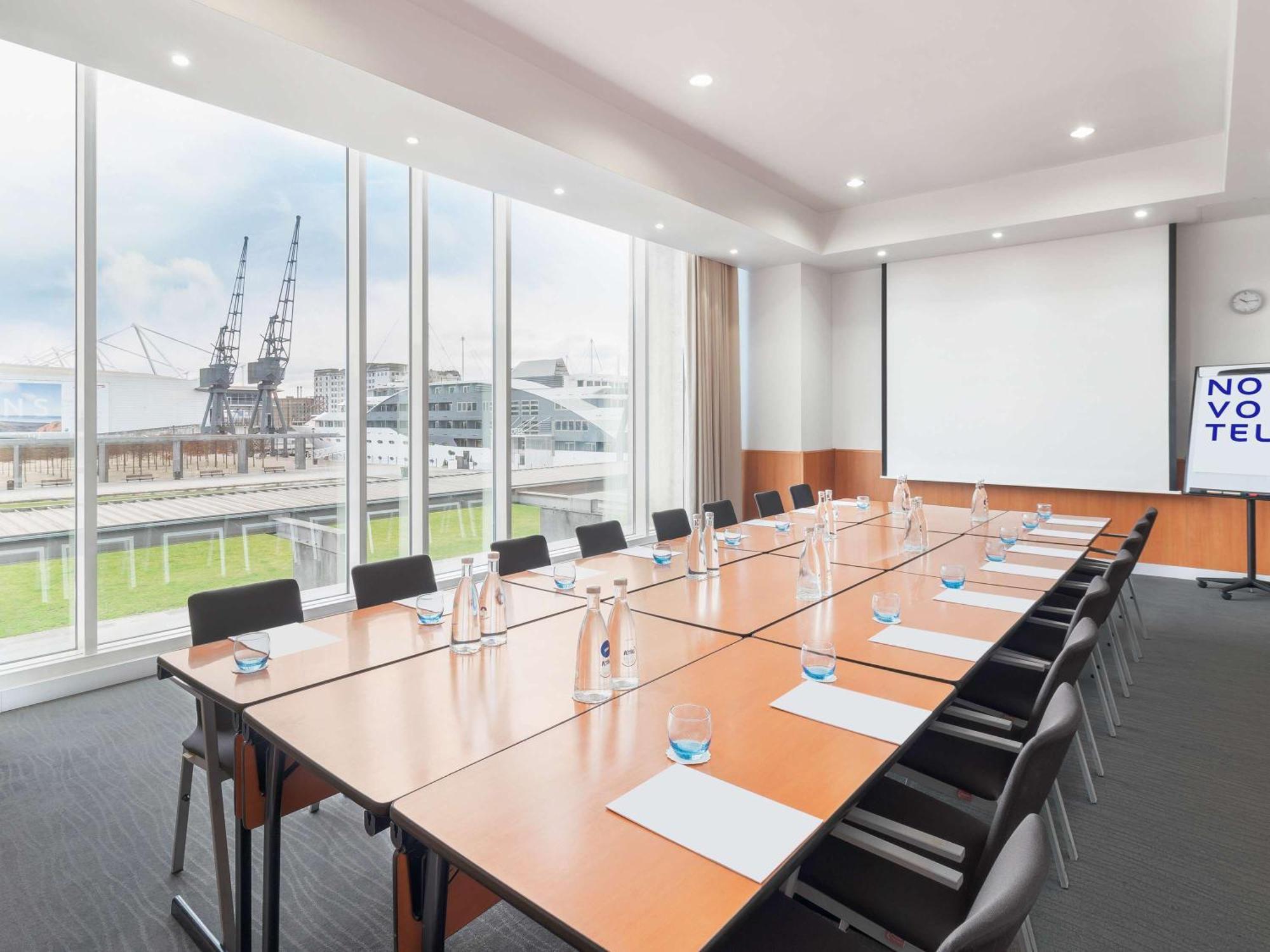 Novotel London Excel Экстерьер фото